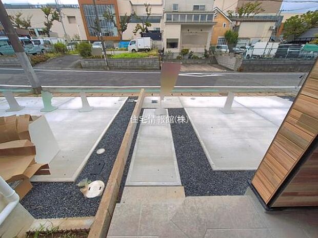 前面道路を含めた現地写真です。