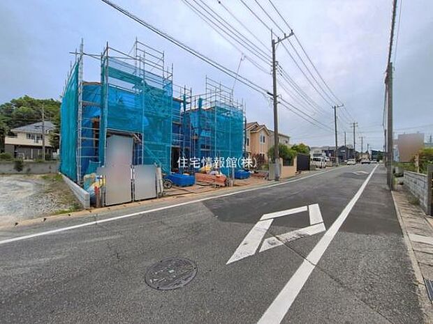 前面道路を含めた現地写真です。