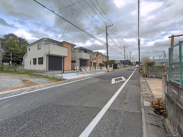 前面道路を含めた現地写真です。