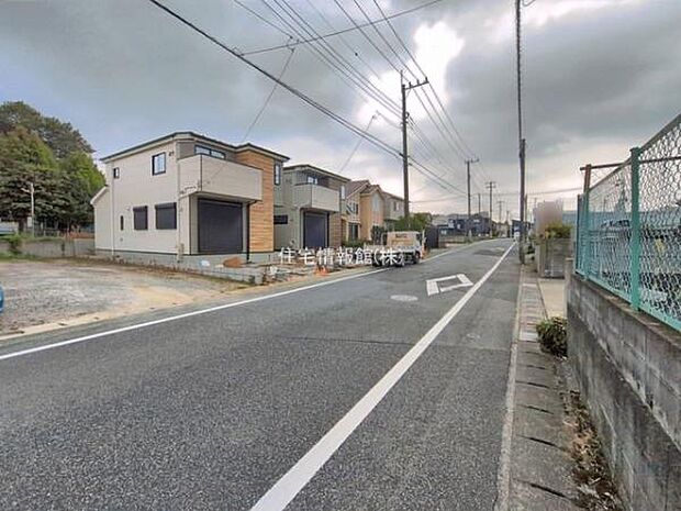 前面道路を含めた現地写真です。