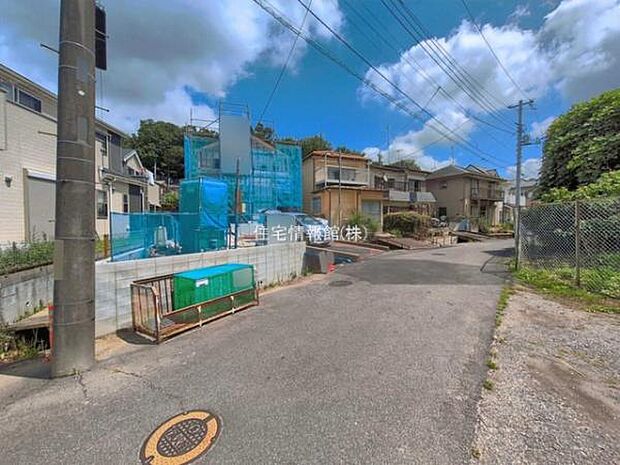 前面道路を含めた現地写真です。