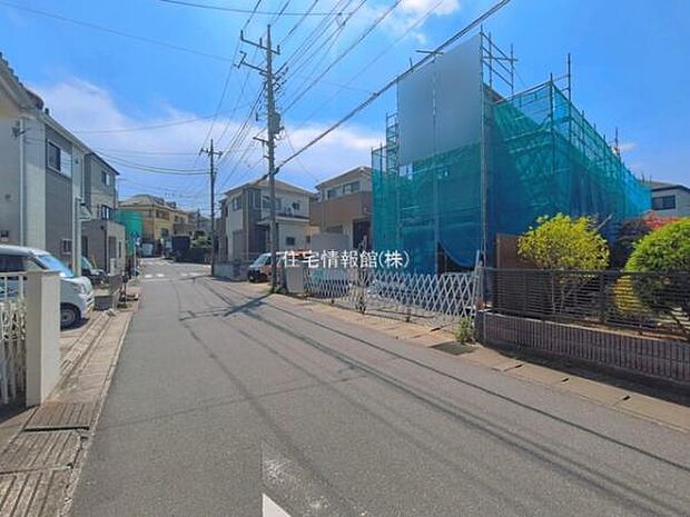 前面道路を含めた現地写真です。