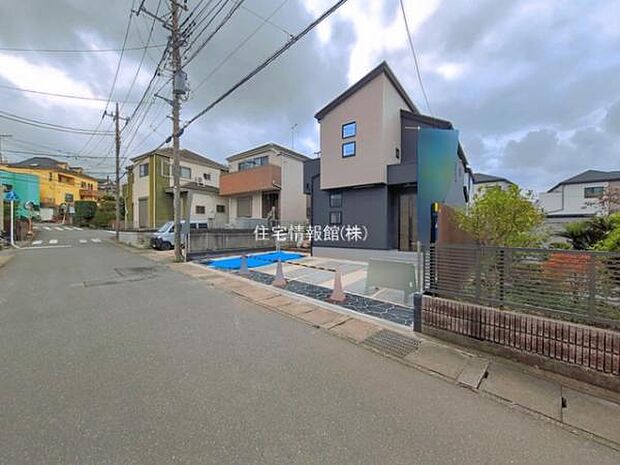 前面道路を含めた現地写真です。