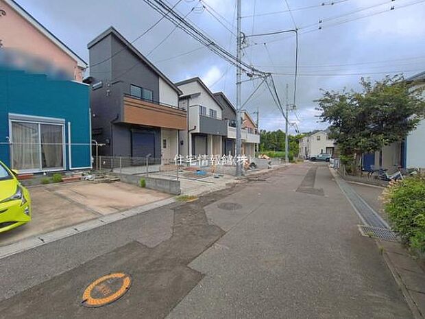 前面道路を含めた現地写真です。