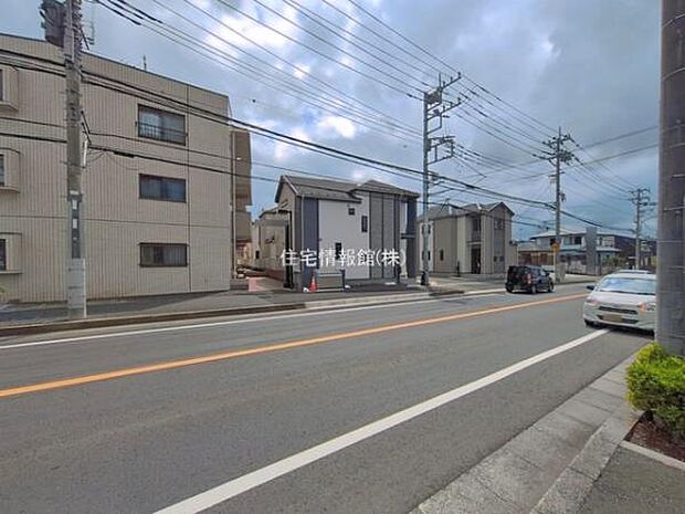 前面道路を含めた現地写真です。