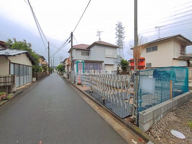前面道路を含めた現地写真です。