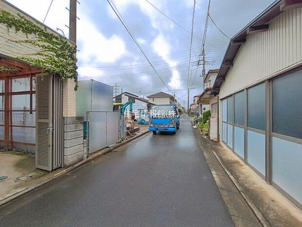 前面道路を含めた現地写真です。
