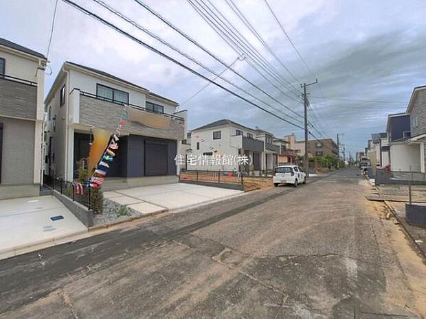 前面道路を含めた現地写真です。