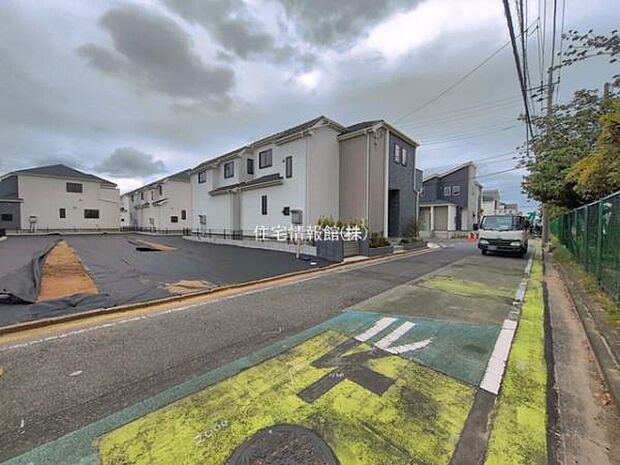 前面道路を含めた現地写真です。