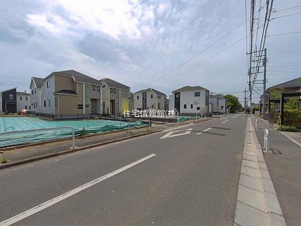 前面道路を含めた現地写真です。