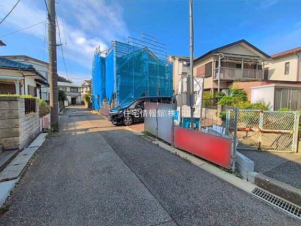 前面道路を含めた現地写真です。