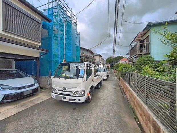 前面道路を含めた現地写真です。