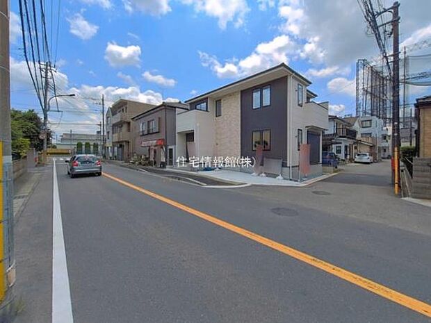 前面道路を含めた現地写真です。