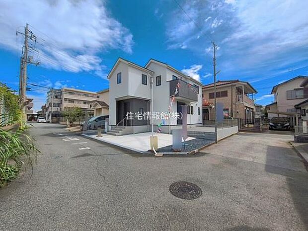 前面道路を含めた現地写真です。