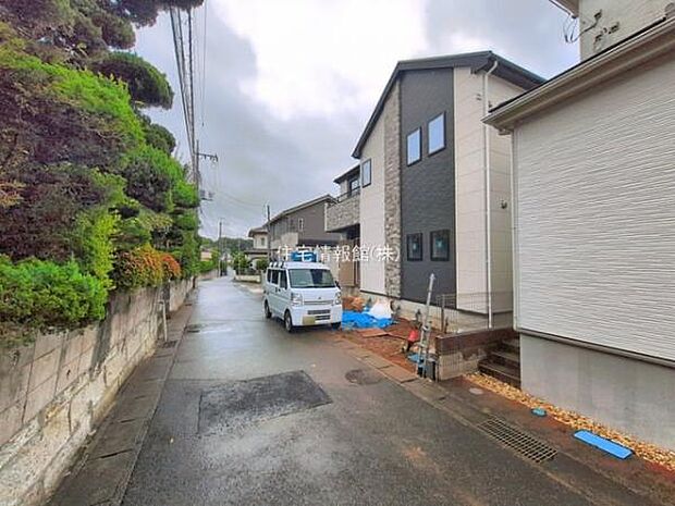 前面道路を含めた現地写真です。