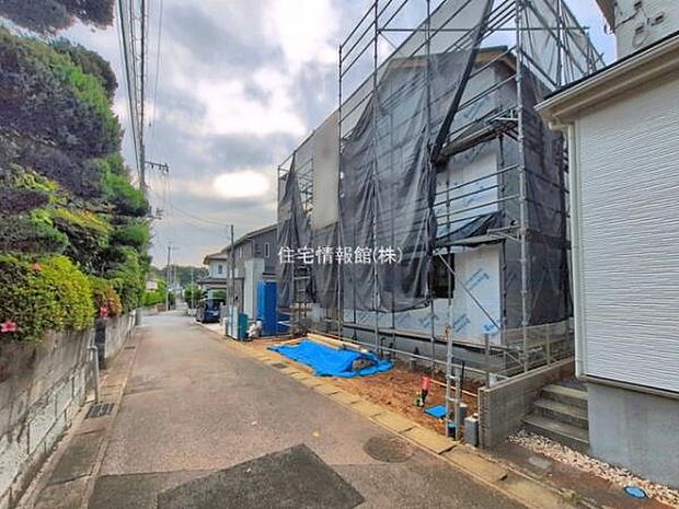 前面道路を含めた現地写真です。