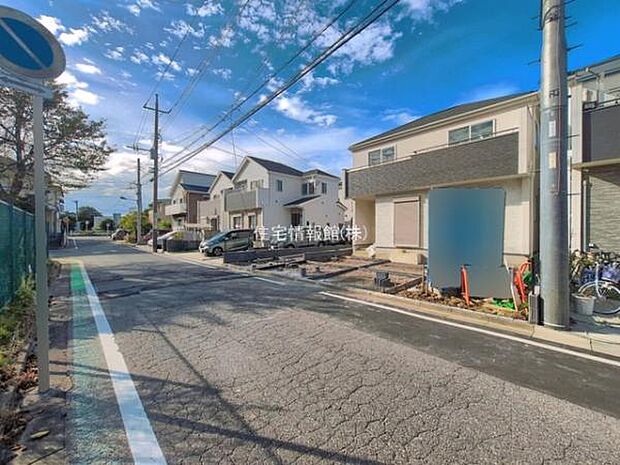 前面道路を含めた現地写真です。