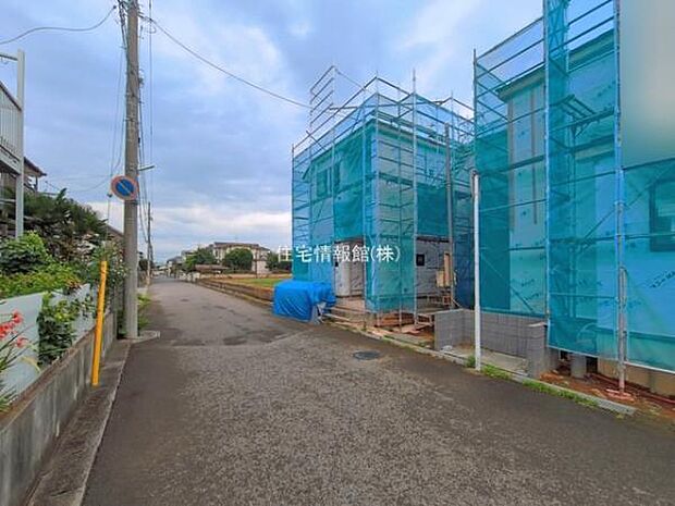 前面道路を含めた現地写真です。