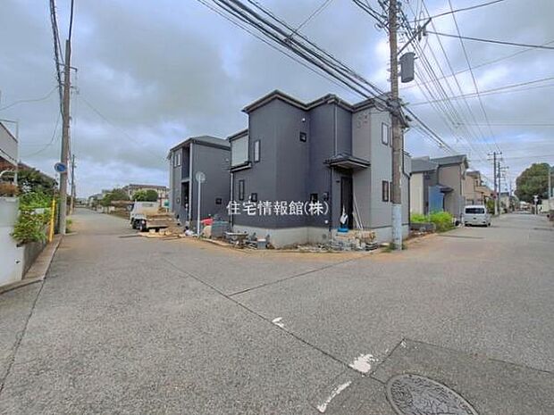 前面道路を含めた現地写真です。