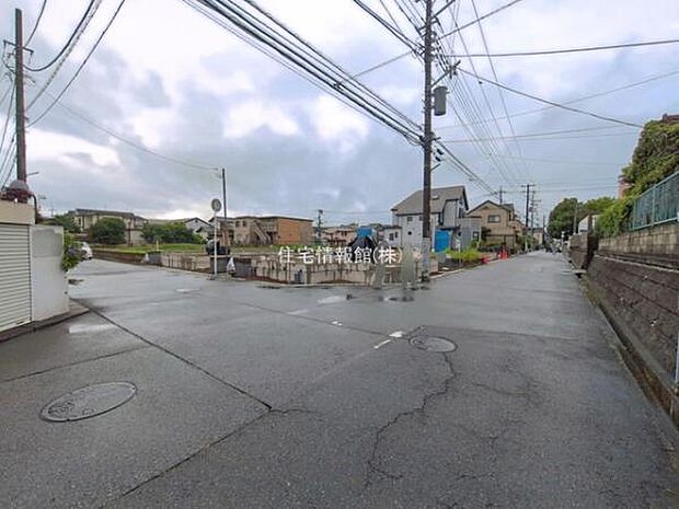 前面道路を含めた現地写真です。