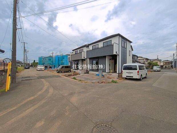 前面道路を含めた現地写真です。