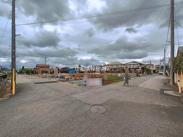 前面道路を含めた現地写真です。