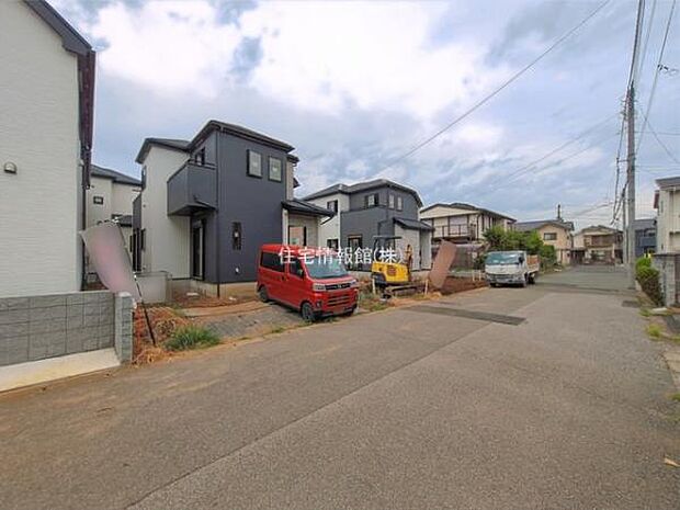 前面道路を含めた現地写真です。