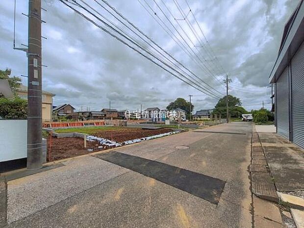 前面道路を含めた現地写真です。