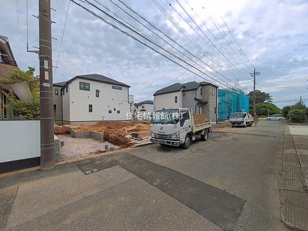 前面道路を含めた現地写真です。