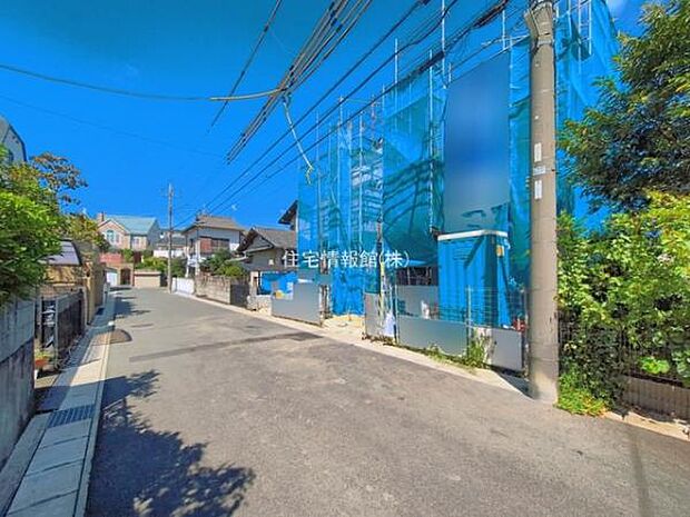 前面道路を含めた現地写真です。