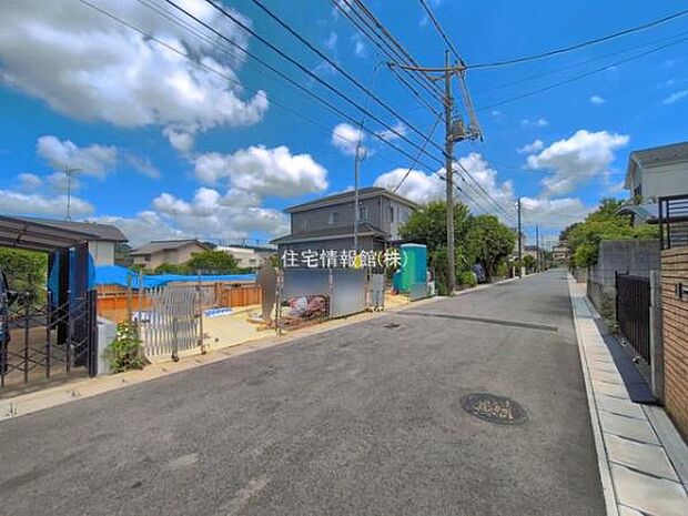 前面道路を含めた現地写真です。