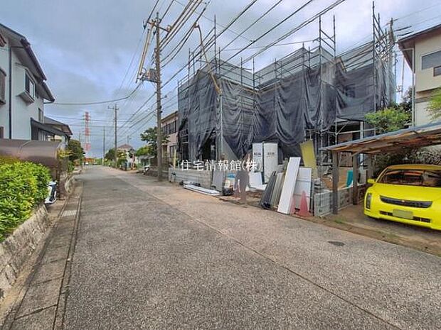 前面道路を含めた現地写真です。