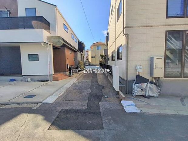 前面道路を含めた現地写真です。