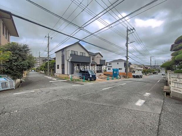 前面道路を含めた現地写真です。