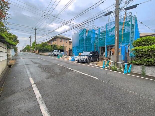 前面道路を含めた現地写真です。