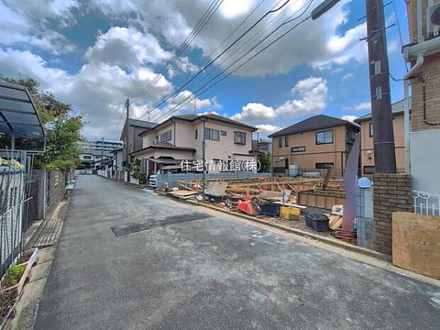 前面道路を含めた現地写真です。