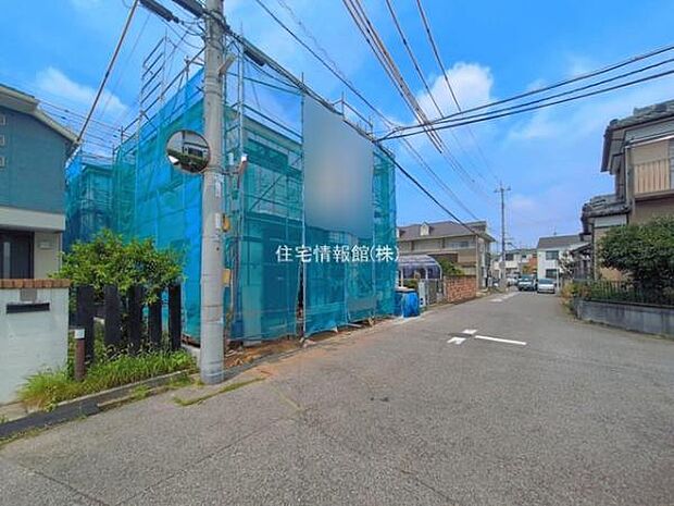 前面道路を含めた現地写真です。