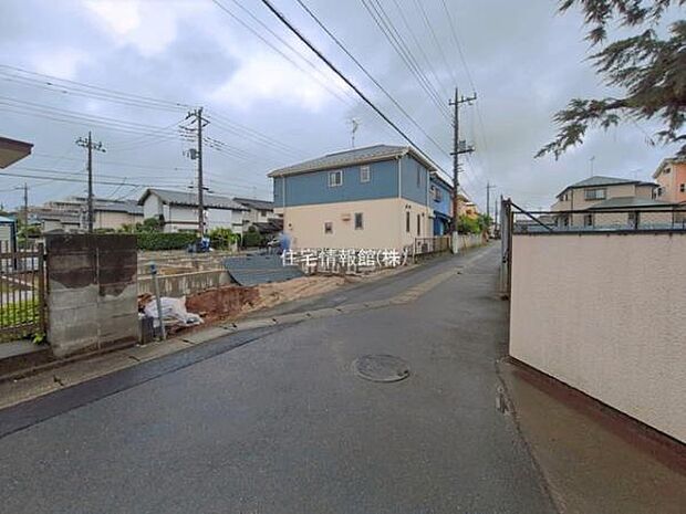 前面道路を含めた現地写真です。