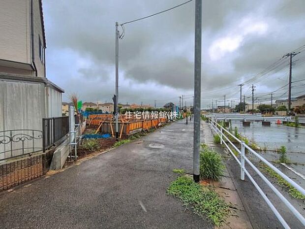 前面道路を含めた現地写真です。