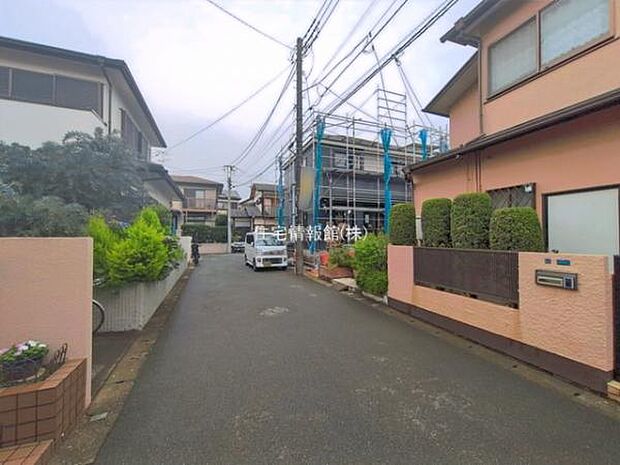 前面道路を含めた現地写真です。