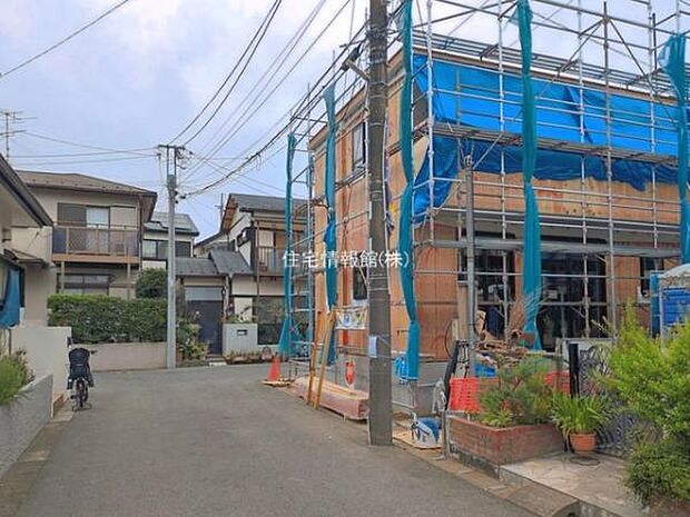 前面道路を含めた現地写真です。