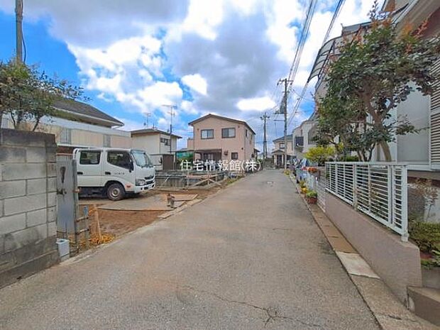 前面道路を含めた現地写真です。