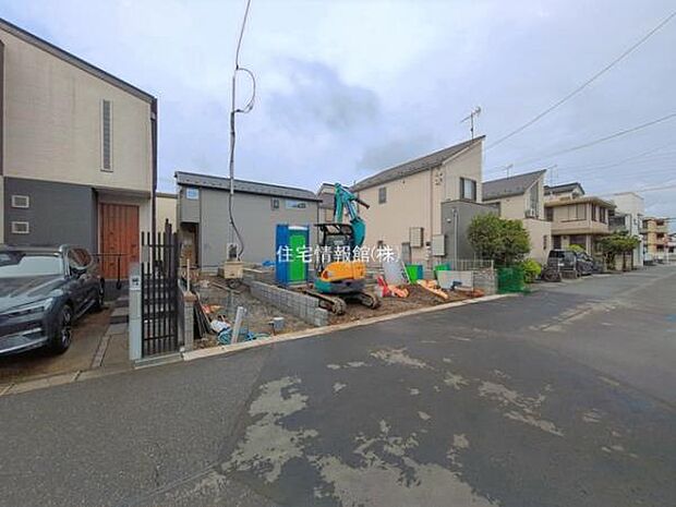 前面道路を含めた現地写真です。