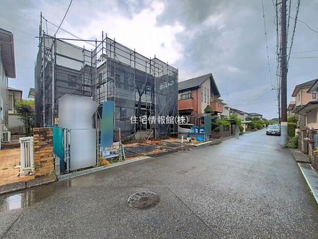 前面道路を含めた現地写真です。