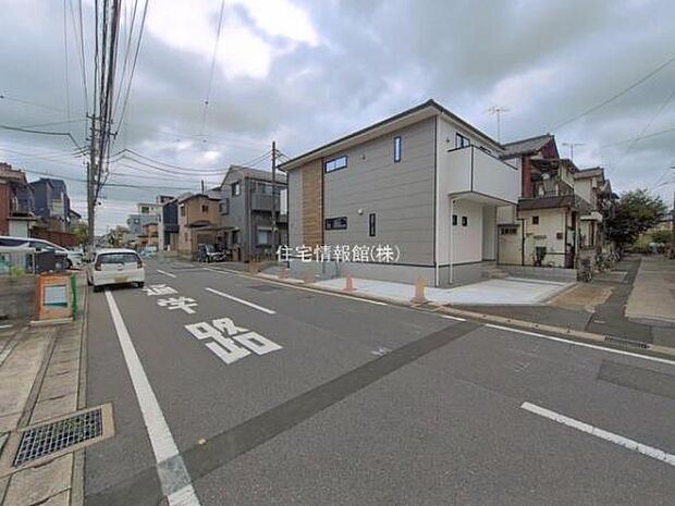 前面道路を含めた現地写真です。