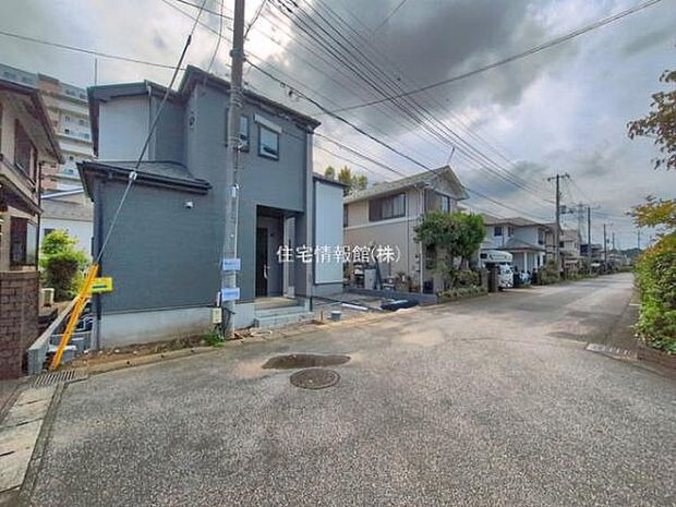 前面道路を含めた現地写真です。