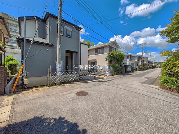 前面道路を含めた現地写真です。
