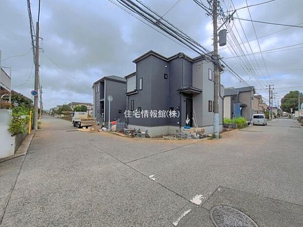 前面道路を含めた現地写真です。