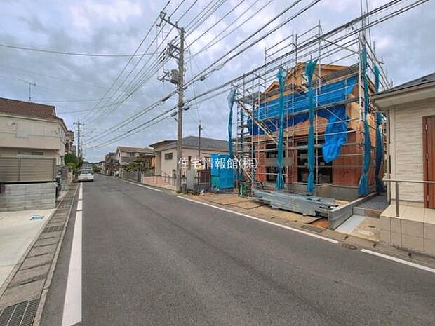 前面道路を含めた現地写真です。