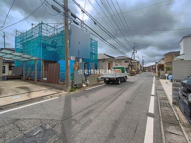 前面道路を含めた現地写真です。